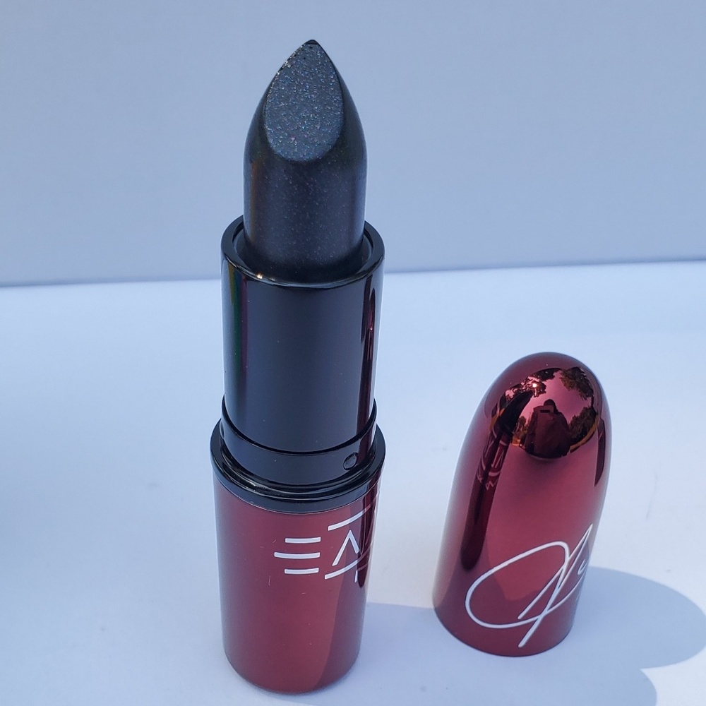 2Mac AALIYAH Amplified Creme lipstick.STREET thing